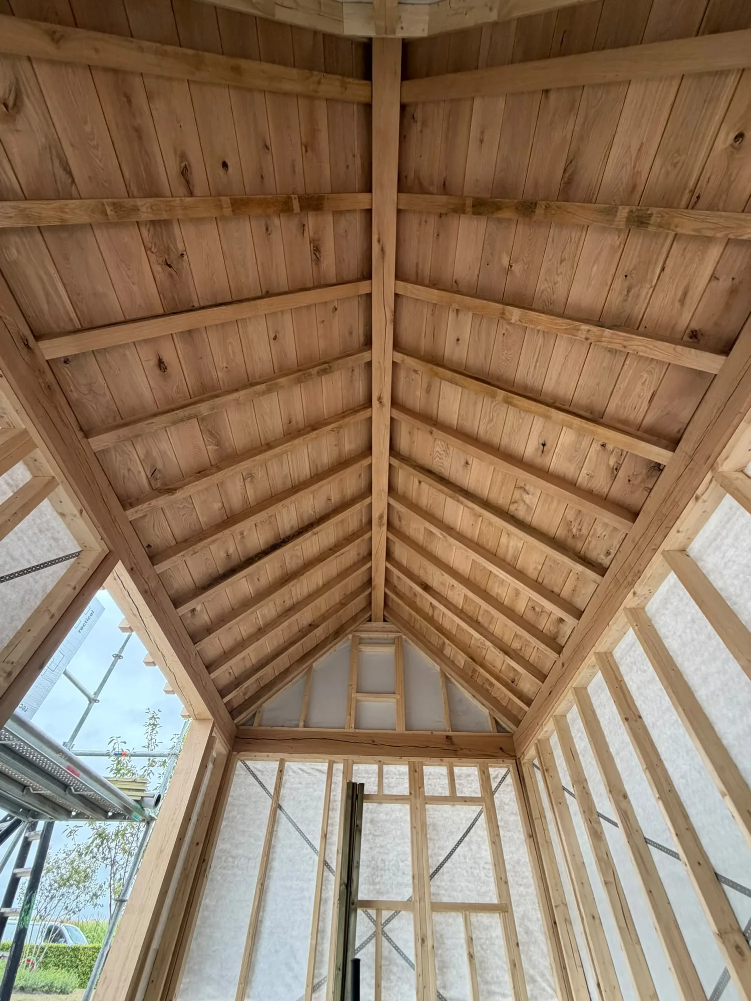 Faîtage et charpente apparente en bois