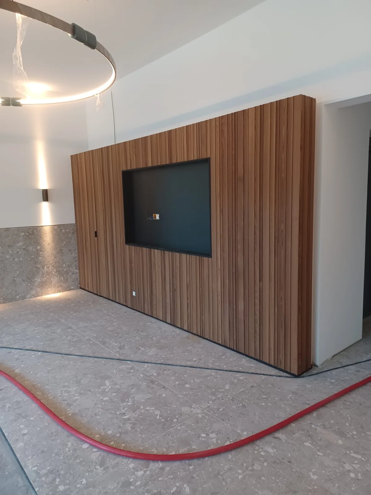 Mur d'agencement en bois avec niche TV intégrée