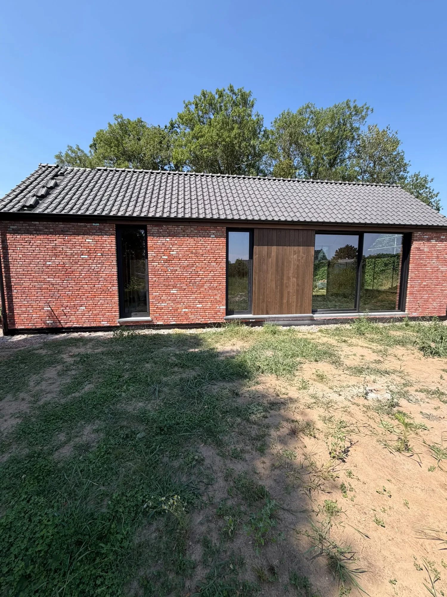 Maison en brique avec charpente bois en chantier