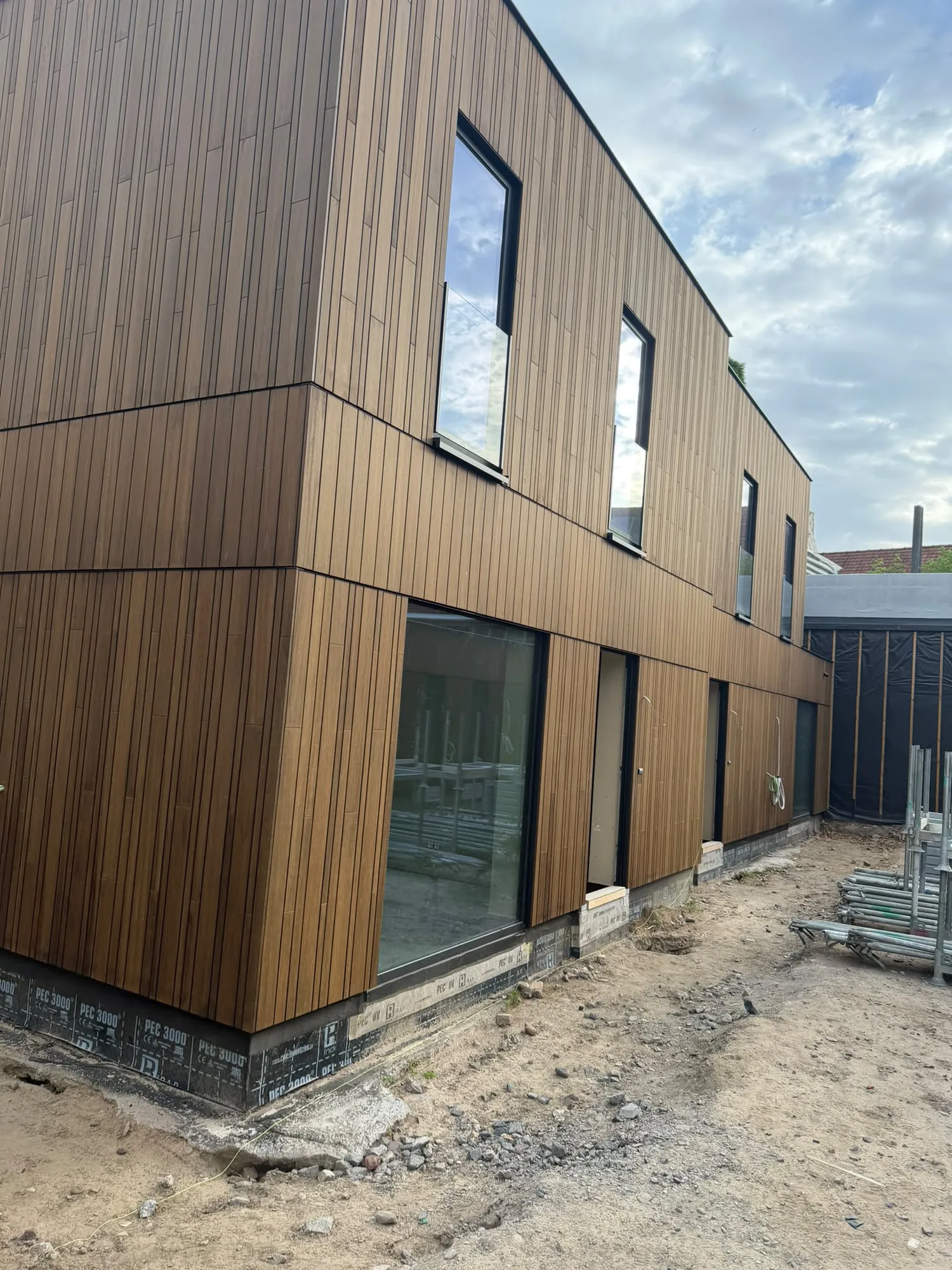 Maison à deux niveaux en bardage bois clair