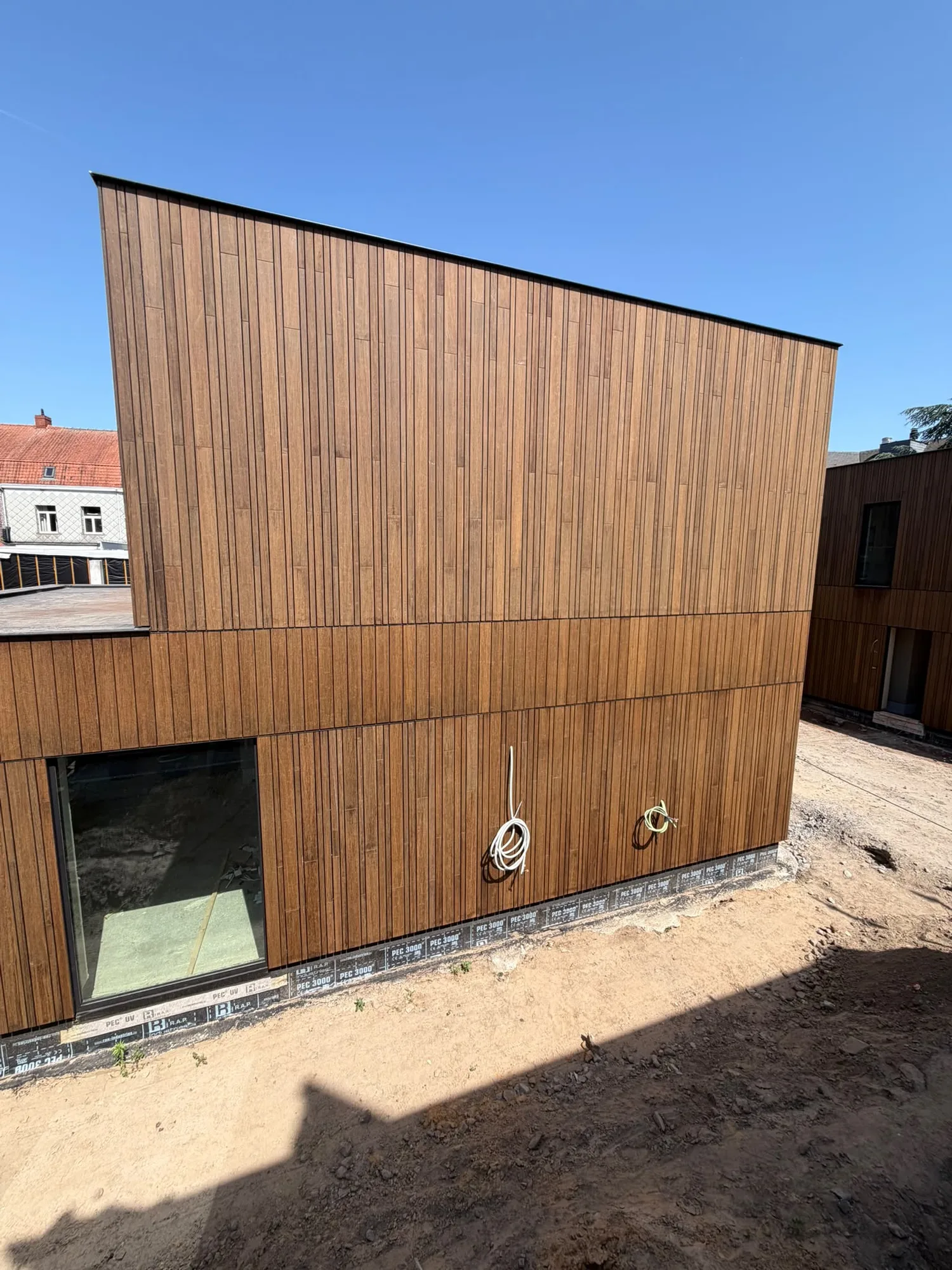 Façade en bardage bois à claire-voie