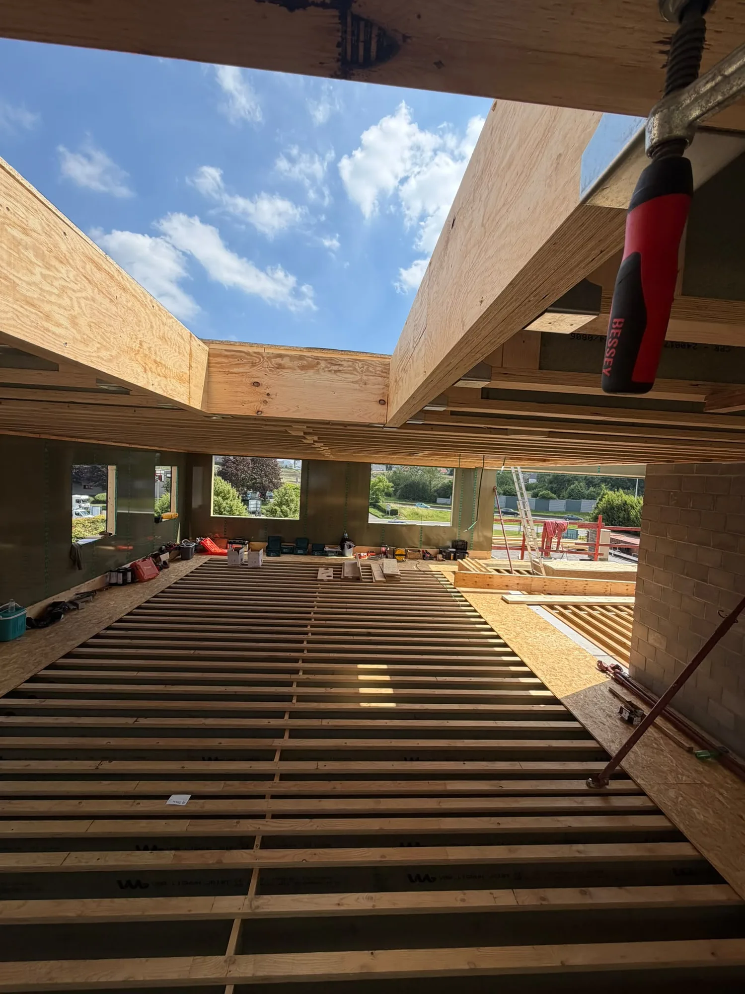 Structure de toit en poutres bois contre le ciel