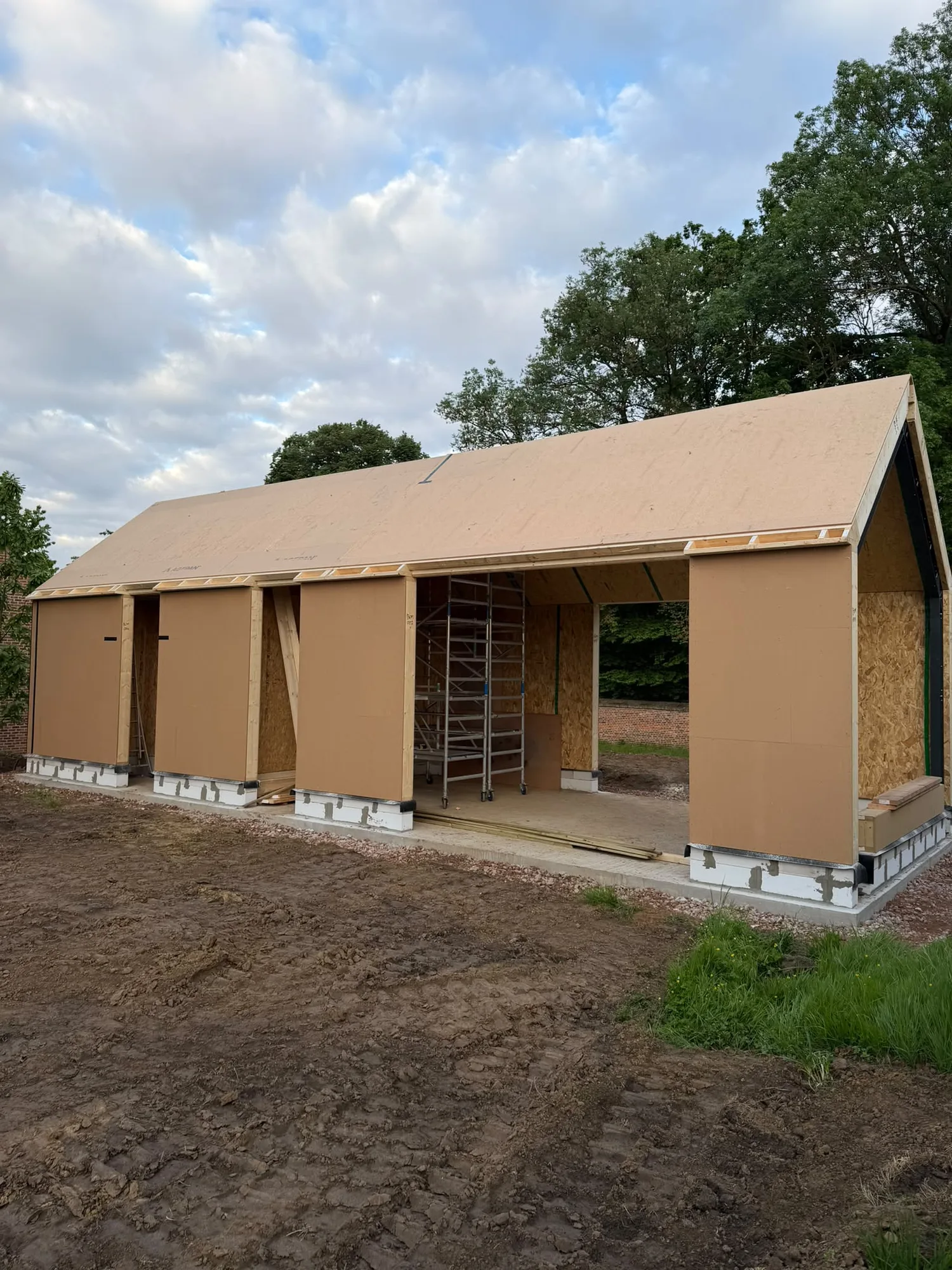Maison longue habillée de bardage bois