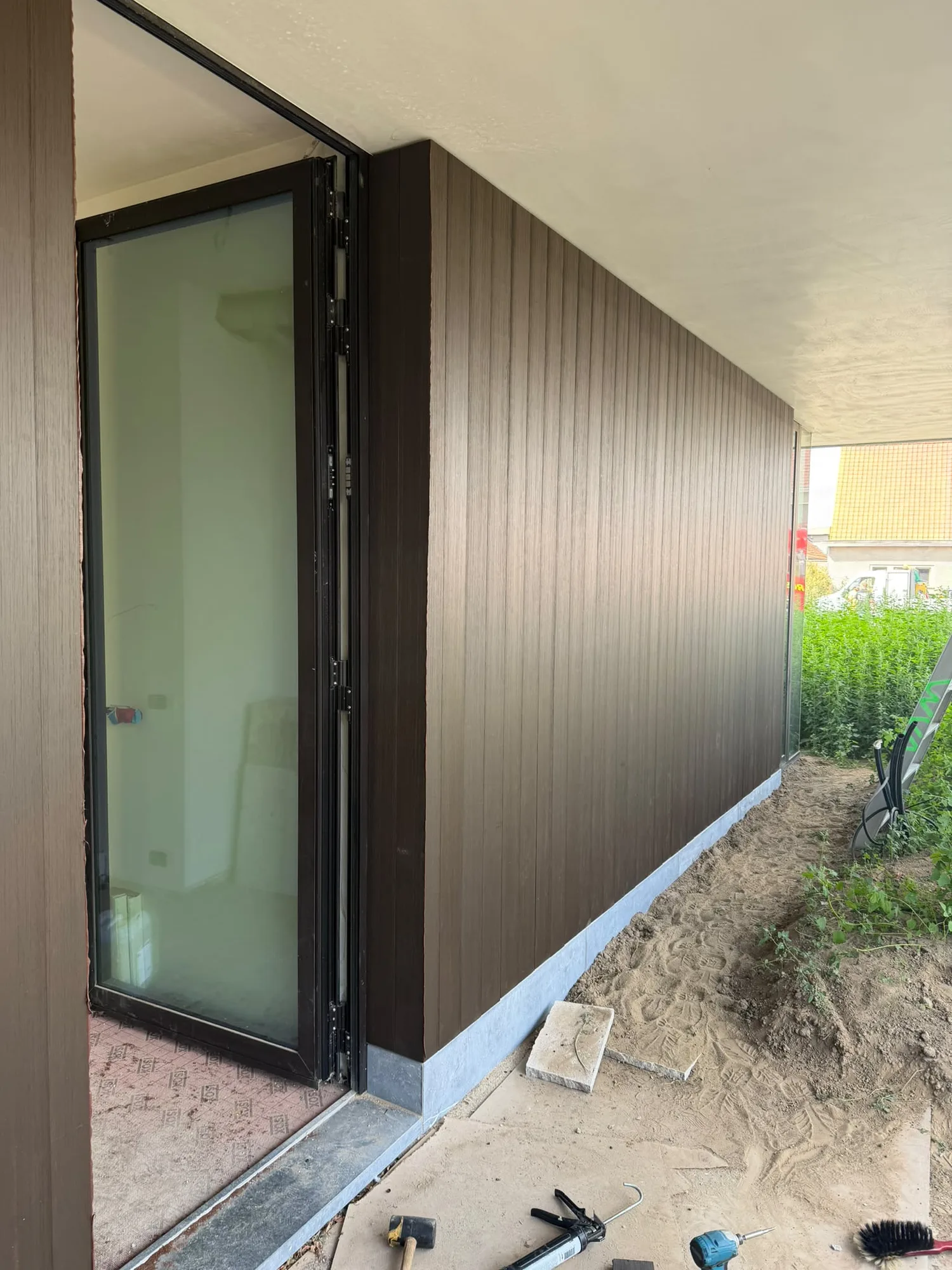 Façade bois teinté et porte d'entrée, réalisation Home Nest