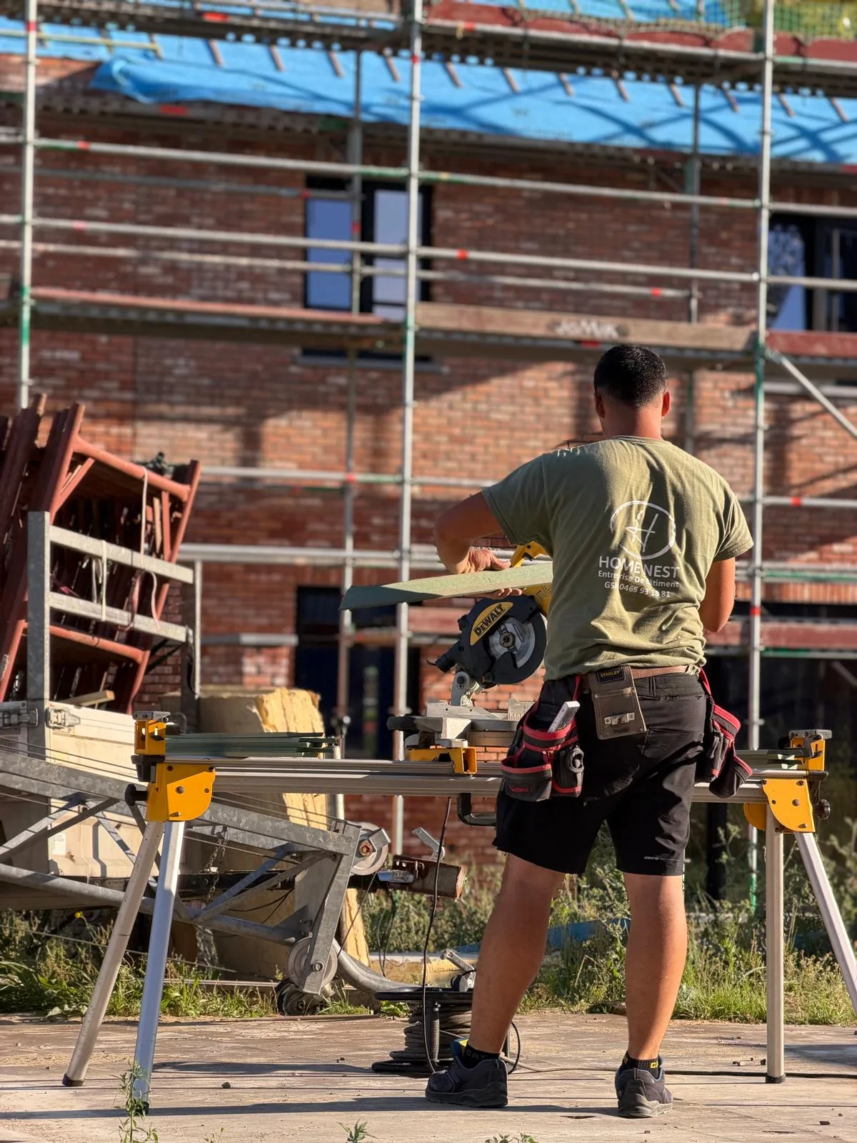 Ouvrier sur l'échafaudage d'un chantier
