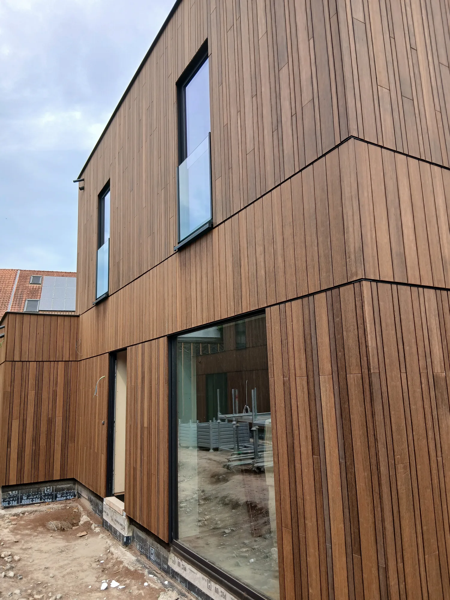 Angle d'une maison moderne en bardage bois
