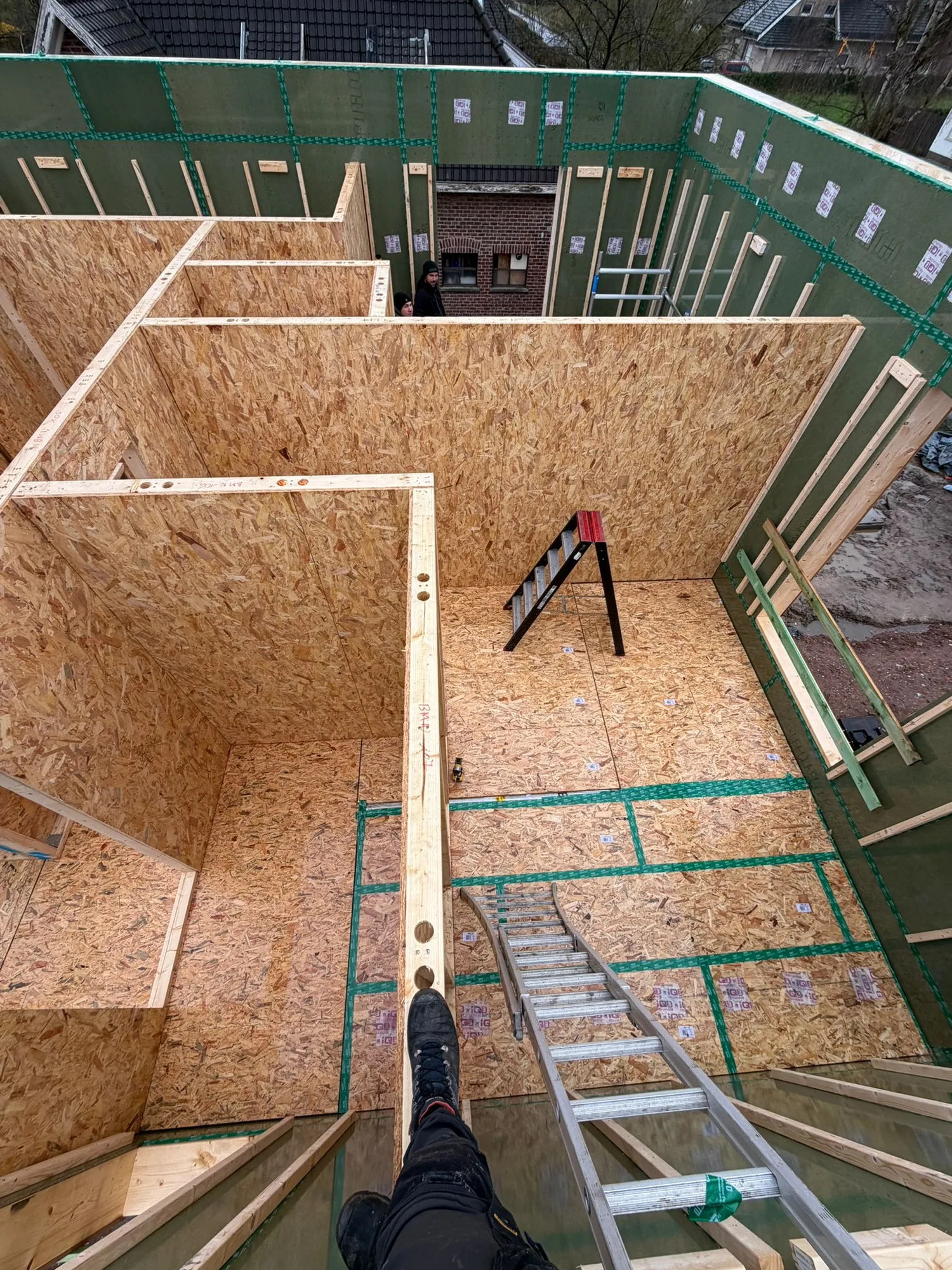 Vue aérienne d'une ossature bois en montage