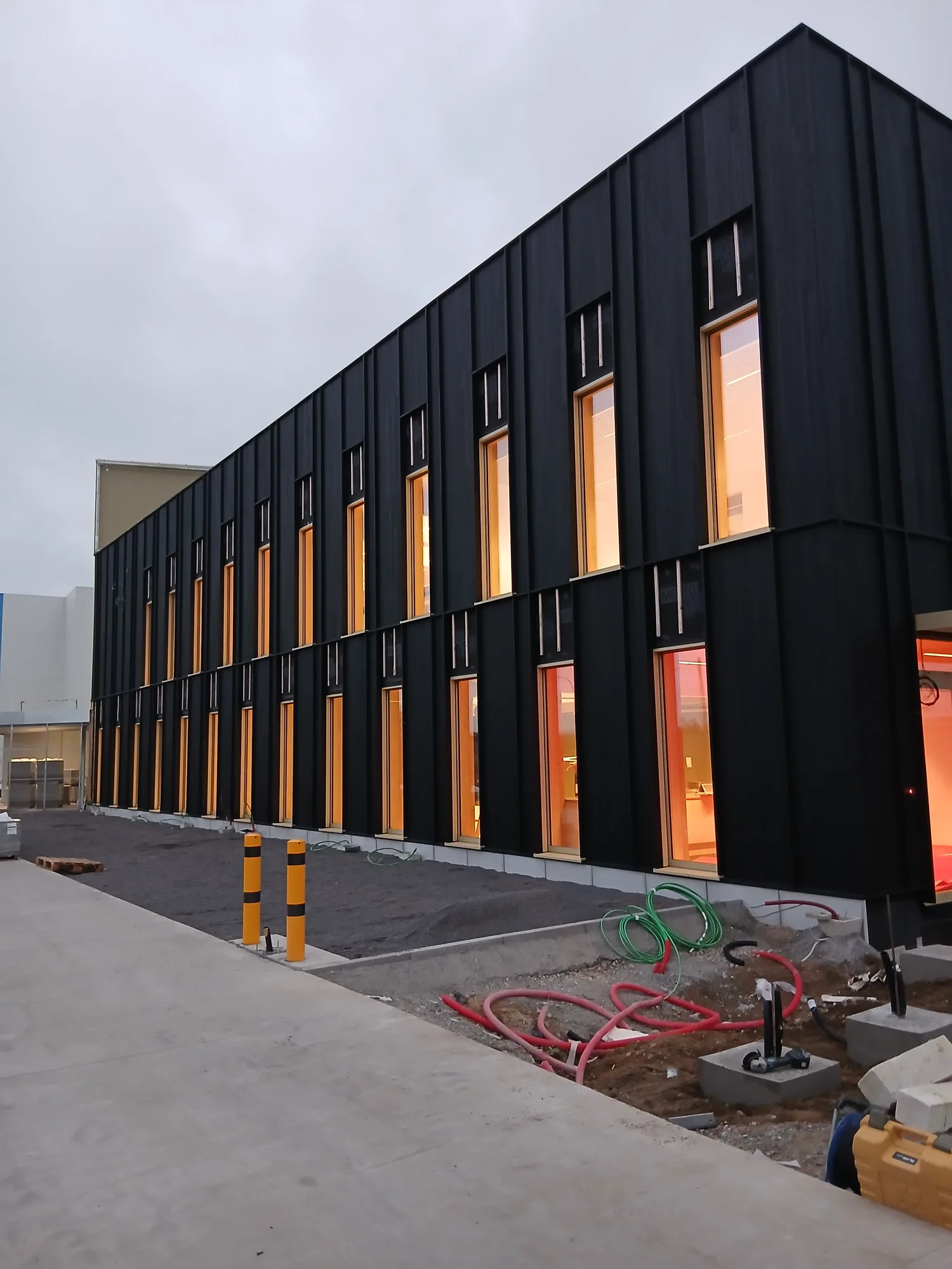 Immeuble à ossature bois avec façade sombre, réalisation Home Nest