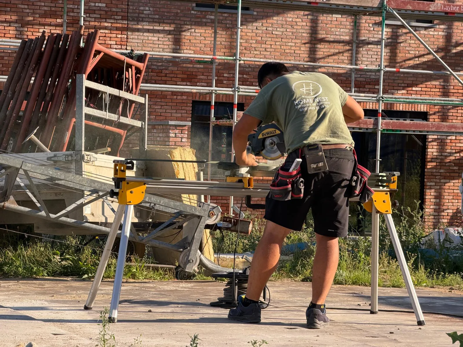 Poseur de Home Nest au travail sur un chantier de finitions