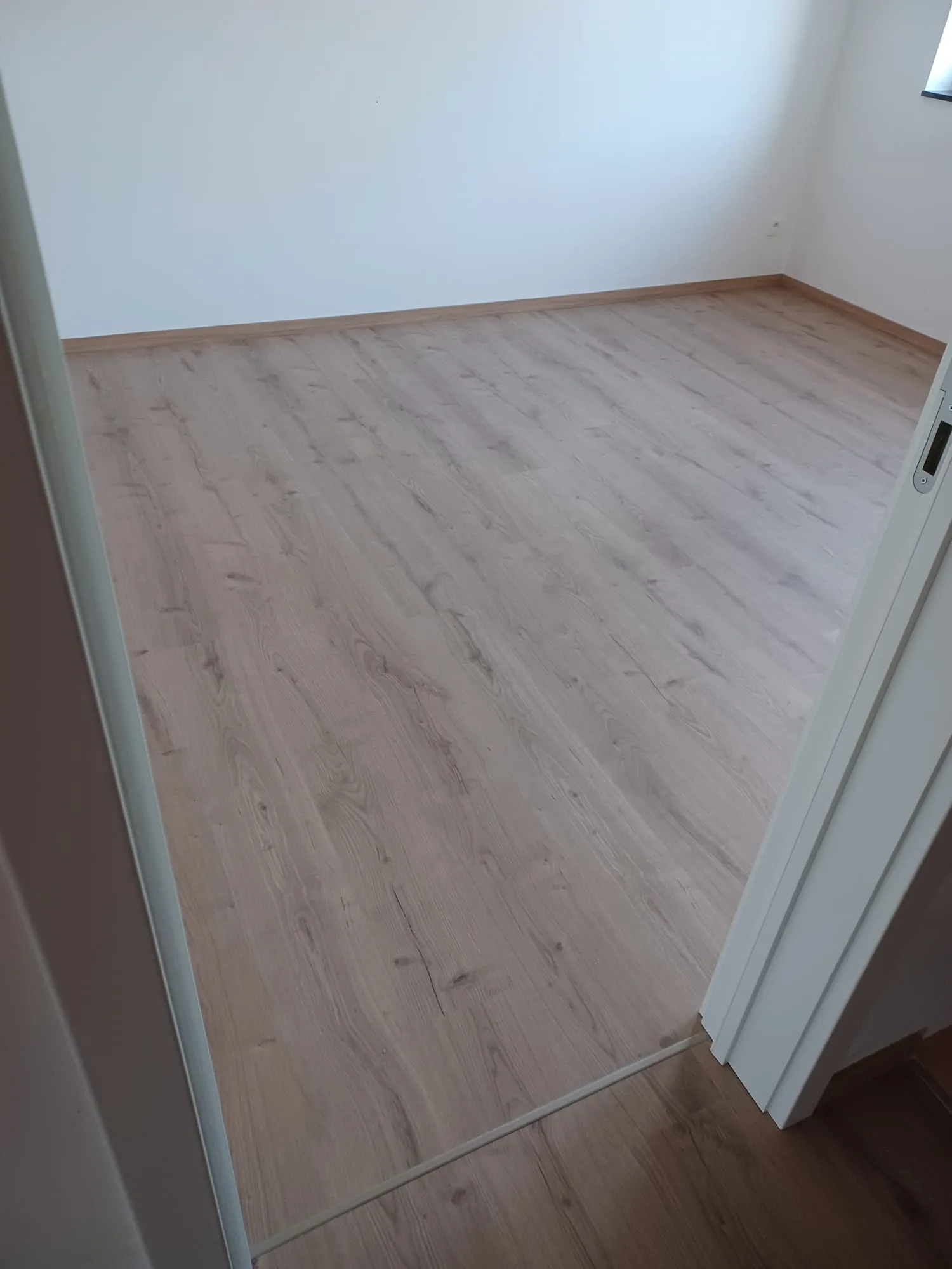 Parquet bois fraîchement posé dans une pièce