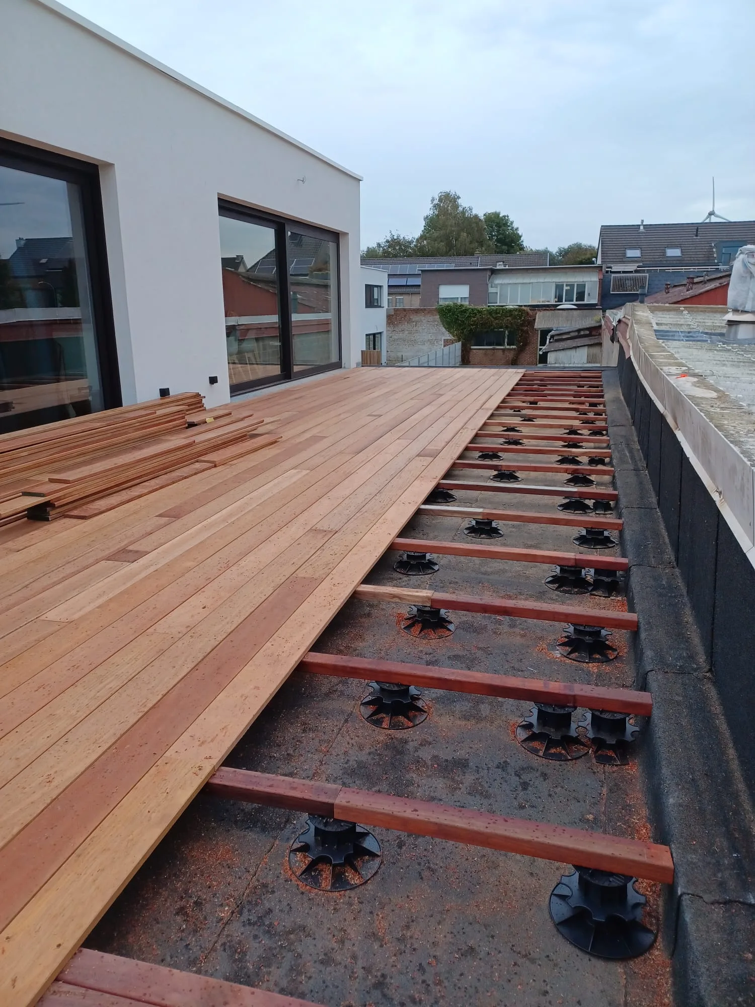 Terrasse bois en cours de pose sur plots